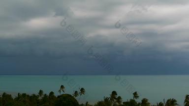 戏剧性的悲观的天空黑暗雷雨云绿松石海飓风海洋地平线生动的空中间隔拍摄美丽的视图风暴下雨海景热带雨季节台风天气